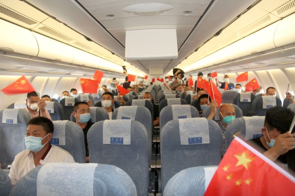 图五三峡集团技术团队乘坐国航国际客运包机飞赴伊斯兰堡.JPG